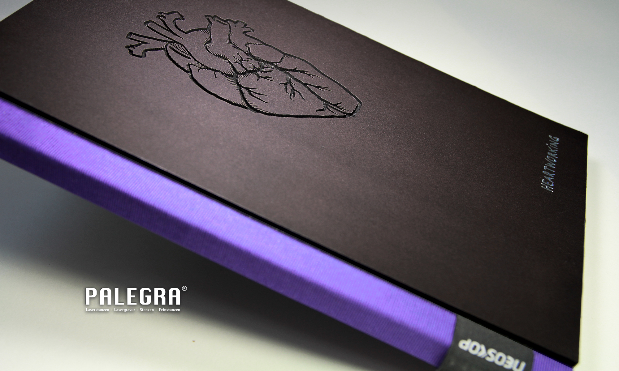 Extratiefe Lasergravur Buchtitel Hardcover