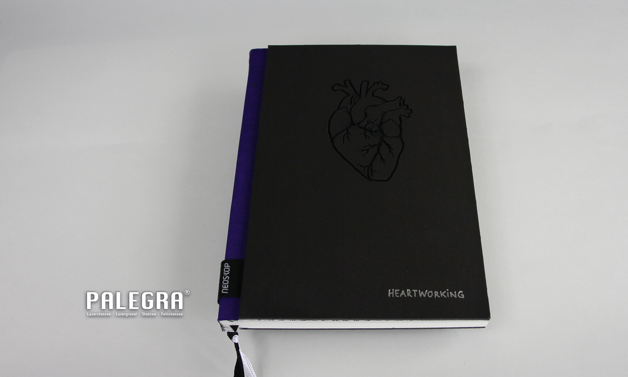 Hardcover Buchumschlag Lasergravur / Papiergravur. Palegra® veredelt Print.