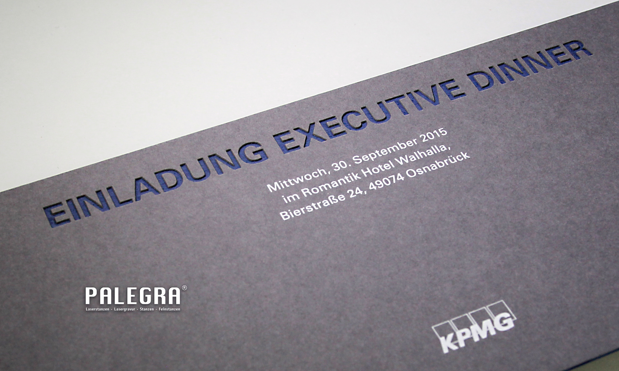 Einladungskarte Lasergravur / Papiergravur. Palegra® veredelt Print.