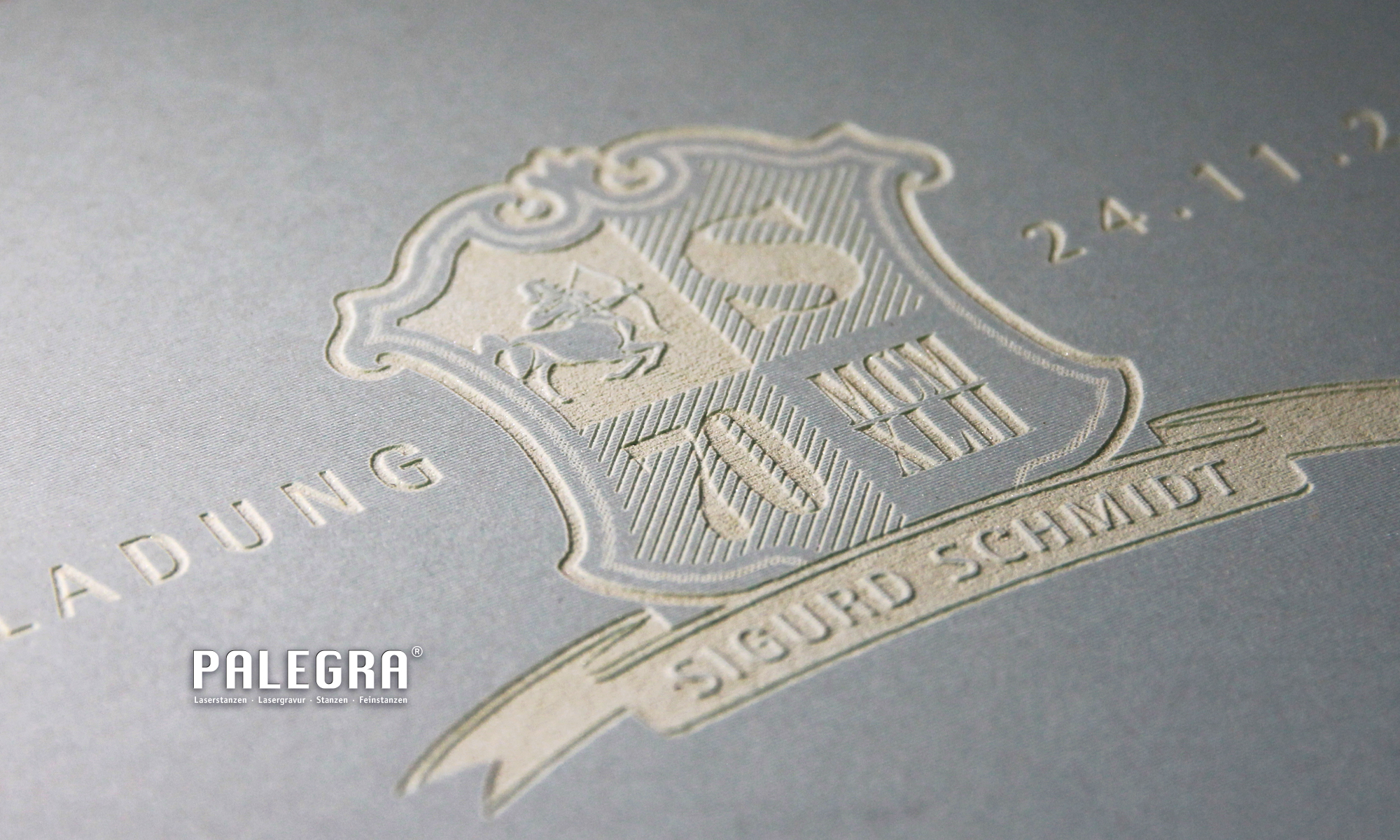 Einladungskarte Lasergravur / Papiergravur. Palegra® veredelt Print.