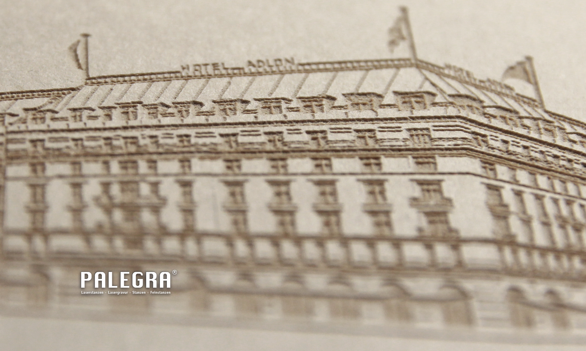 Adlon-Mappe Lasergravur / Papiergravur. Palegra® veredelt Print.